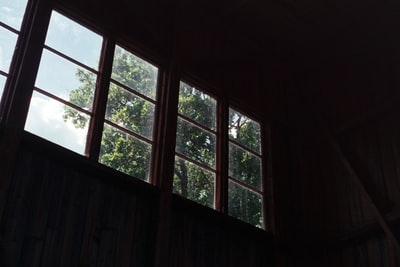 白色木框玻璃窗